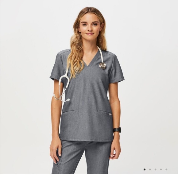 FIGS Technical Collection Casma Three Pocket Scrub Top in Graphite Gray XL - Picture 1 of 9